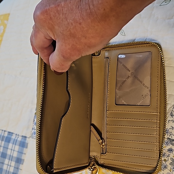 NWOT Tan Michael Kors Phone Wallet/Wristlet - Picture 3 of 3